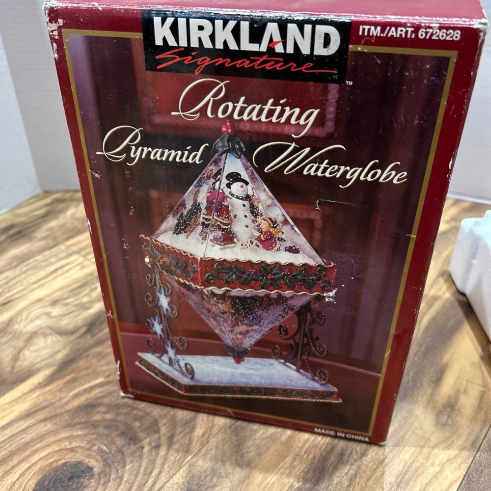 Kirkland Signature Rotating Pyramid Waterglobe with Red and Green Details - Picture 6 of 9